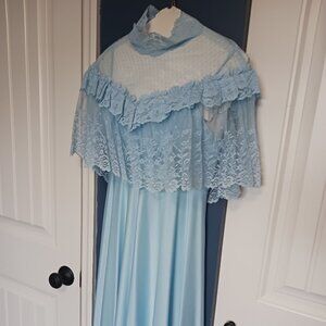 Lacy vintage dress with removable lace